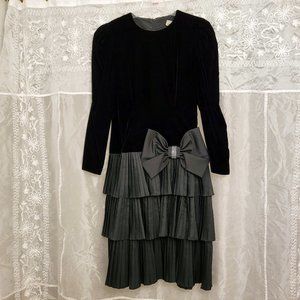 RARE Vintage Black Velvet Cocktail Dress! Pleated Taffeta Skirt, 11